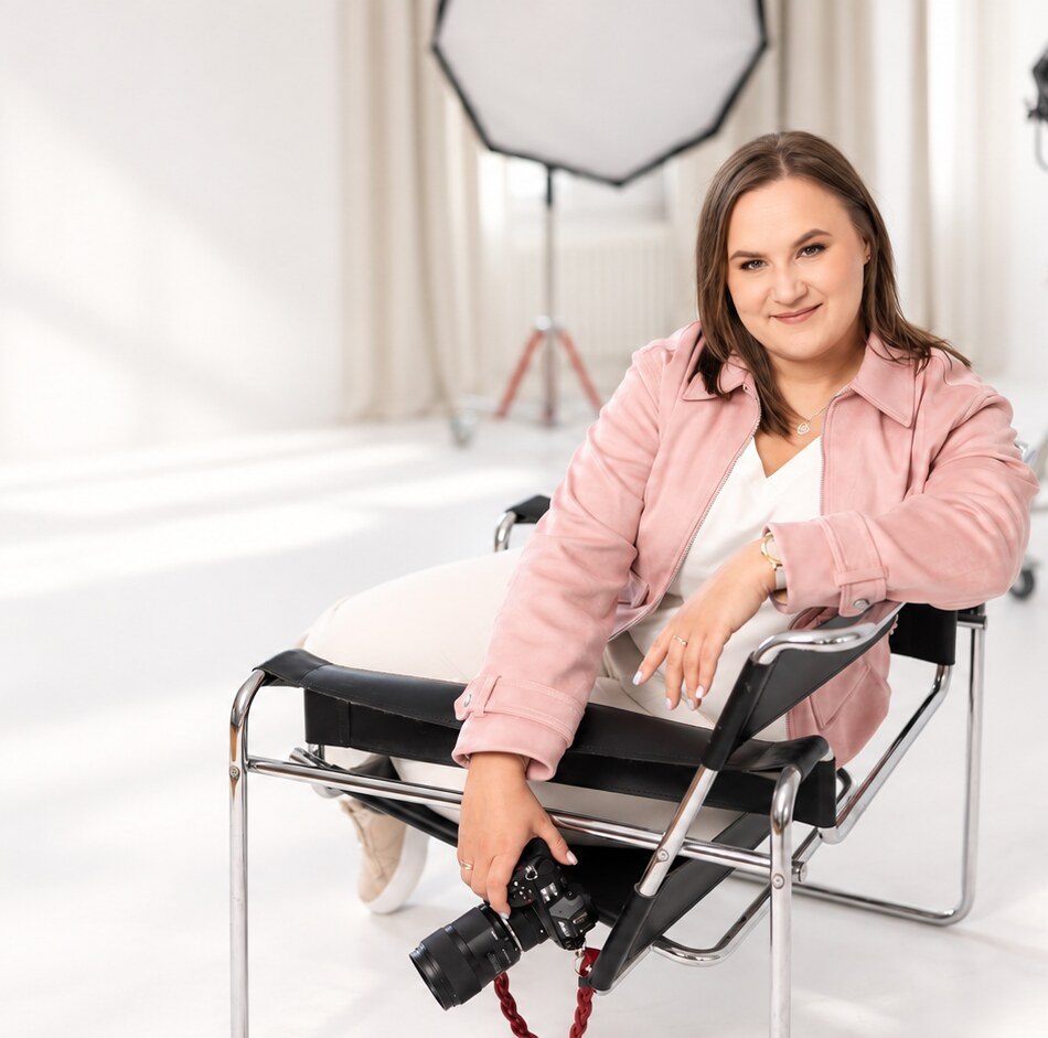 Monika Adamczyk — fotografka z aparatem w studiu