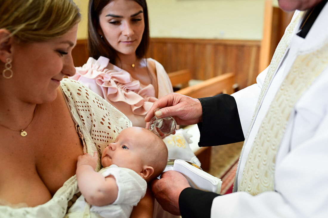 Chrzest święty — moment polania wodą